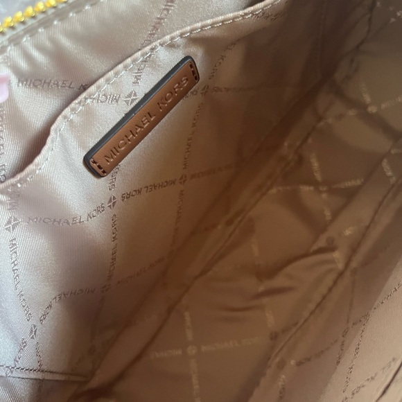 Michael Kors Vanilla Crossbody with Tech Attachment - Picture 5 of 7